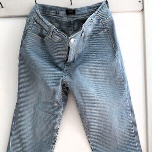 Curve Appeal Women's Size 16/33 Capri Jeans Blue + White Pinstripe EUC